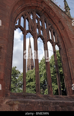 Turm der Kirche der Heiligen Dreifaltigkeit betrachtet durch die Ruinen der Kathedrale von Coventry, Stadtzentrum von Coventry, England Stockfoto