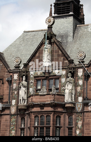 Statuen von Gerechtigkeit, Earl Leofric und Lady Godiva, auf der Vorderseite des Coventry City Hall, Coventry City Centre, England Stockfoto