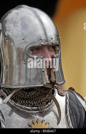 Junge Frau, gekleidet in mittelalterlichen Rüstungen vor der Schlacht von Tewkesbury Re-Enactment, 2010 Stockfoto