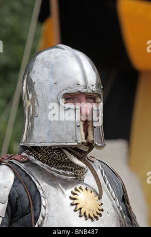 Junge Frau, gekleidet in mittelalterlichen Rüstungen vor der Schlacht von Tewkesbury Re-Enactment, 2010 Stockfoto