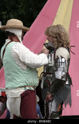 Frau, gekleidet in mittelalterlichen Rüstungen vor der Schlacht von Tewkesbury Re-Enactment, 2010 Stockfoto