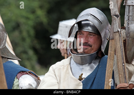 Schlacht von Tewkesbury Reenactment, 2010; Mann in mittelalterlichen Rüstung bereitet für den Kampf in guter Laune Stockfoto