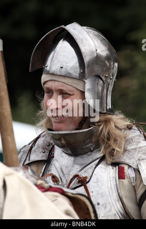 Frau, gekleidet in mittelalterlichen Rüstungen vor der Schlacht von Tewkesbury Re-Enactment, 2010 Stockfoto