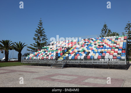 Plastikstühle auf ein open Air Kino in Portugal Stockfoto