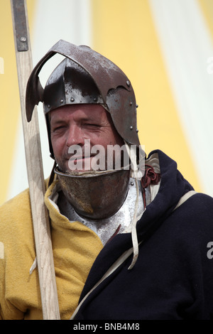 Schlacht von Tewkesbury Reenactment, 2010; Mann in die Arme gekleidet in mittelalterlichen Rüstungen vor der Schlacht Stockfoto