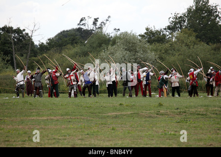 Lancastrian Bogenschützen feuern Salven von Pfeilen auf die Rosenkriege Truppen Schlacht von Tewkesbury Re-Enactment, 2010 Stockfoto