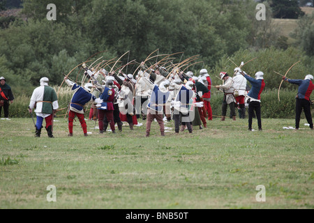 Rosenkriege Bogenschützen feuern Salven von Pfeilen auf die Lancastrian Kräfte, Schlacht von Tewkesbury Re-Enactment, 2010 Stockfoto