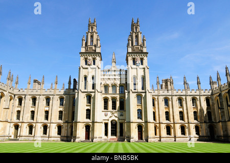 Nord-Viereck und gotischen Türme des All Souls College, Oxford, England, UK Stockfoto