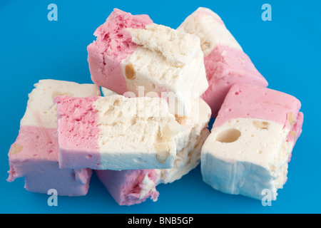 Stücke geschnittenen Nougat auf blauem Hintergrund Stockfoto