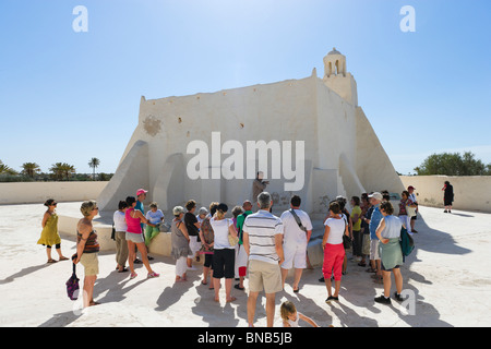 Touristen, die die Fadhloun-Moschee, Djerba, Tunesien Stockfoto