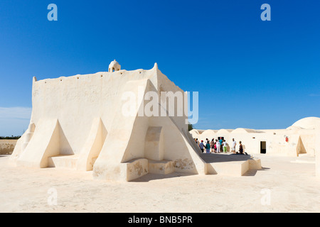 Touristen, die die Fadhloun-Moschee, Djerba, Tunesien Stockfoto