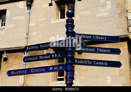Wegweiser zu den touristischen Attraktionen in Oxford, England, UK Stockfoto