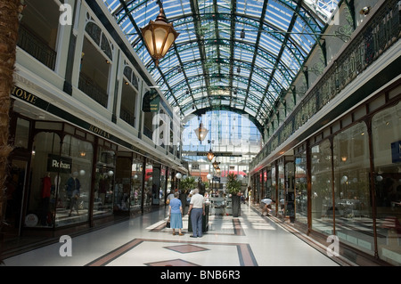 Wanderer, die Shopping Arcade-Southport Stockfoto