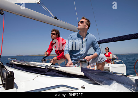 Team auf Yacht Segel setzen Stockfoto