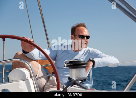 Mann Lenkung yacht Stockfoto
