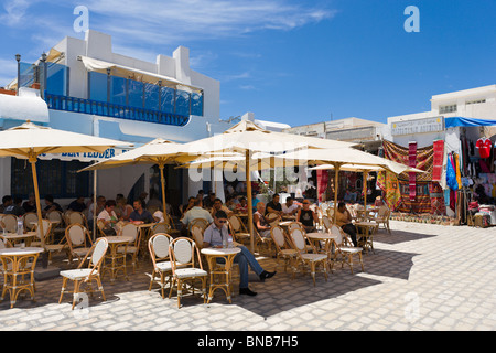 Straßencafé und Geschäfte im Zentrum von Houmt Souk (Hauptstadt der Insel), Djerba, Tunesien Stockfoto