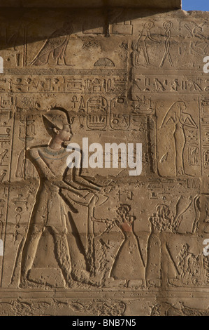 Ramesseum. Relief Darstellung des Pharaos Ramses II. mit den Priestern. Ägypten. Stockfoto