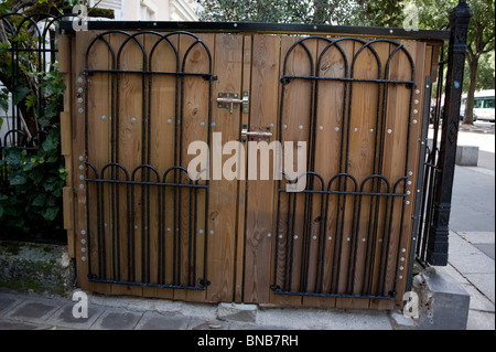 Paris, Frankreich, Front, Recycling, Mülltonnen, Holzhütte, Müllcontainer paris Stockfoto