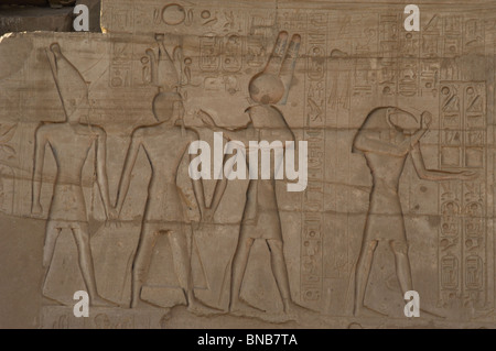Relief Darstellung eines Pharao Ramses II mit verschiedenen Göttern. Ramesseum. Ägypten. Stockfoto