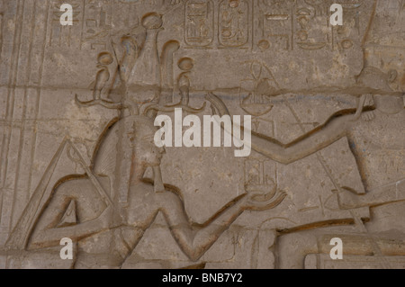 Relief Darstellung ein Pharao Ramses II. vor der Götter Amun, Munt und Khonsu. Ramesseum. Ägypten. Stockfoto