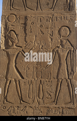 Relief Darstellung eines Pharaos Opfergaben des Gottes RA Ramesseum. Ägypten. Stockfoto