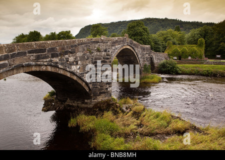 Großbritannien, Wales, Snowdonia, Llanwrst, 1636 Steinbrücke über den Fluss Conwy Stockfoto