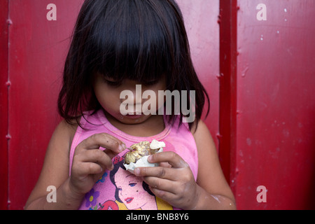 Ein Filipino genießt ein Balut oder gekochtes befruchteten Ente Ei, in Oriental Mindoro, Philippinen. Stockfoto