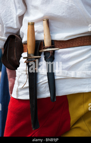 Mittelalterliche Dolche, die von einem Bogenschützen auf der Tewkesbury Mittelalterfest 2010 durchgeführt. Stroud, Gloucestershire, England Stockfoto