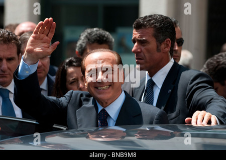 Ministerpräsident Silvio Berlusconi verlassen die Eröffnungssitzung des Med Forum 2010 am 12. Juli 2010 in Mailand, Italien Stockfoto