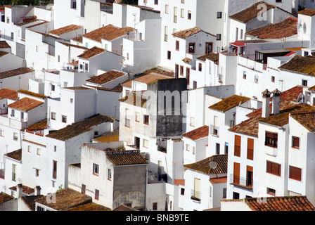 Blick auf die Stadt, Casares, Provinz Malaga, Andalusien, Spanien, Westeuropa. Stockfoto