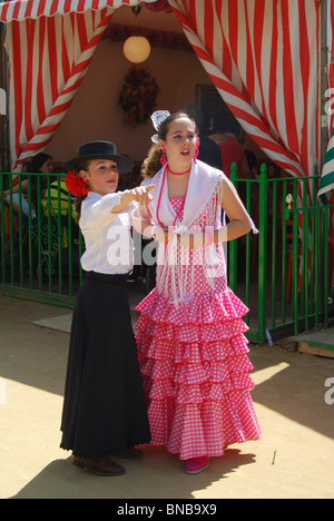 Mädchen im Flamenco Kleider, April Frühjahrsmesse Feria Boden, Sevilla, Provinz Sevilla, Andalusien, Spanien, Westeuropa. Stockfoto
