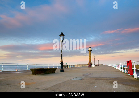 Whitby Pier bei Sonnenuntergang Stockfoto