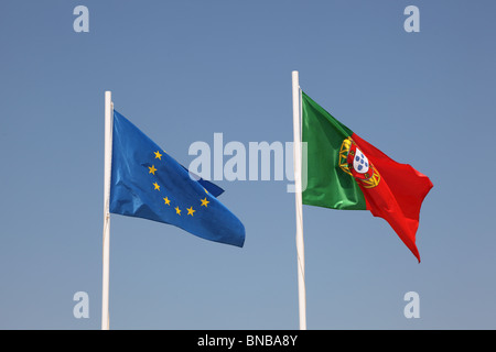 Portugiesischen und europäischen Flaggen gegen blauen Himmel Stockfoto