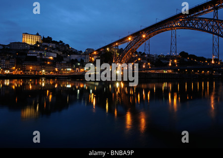 Nachts, Porto, Portugal beleuchtet de Ponte Dom Luis ich über den Fluss Douro Brücke Stockfoto