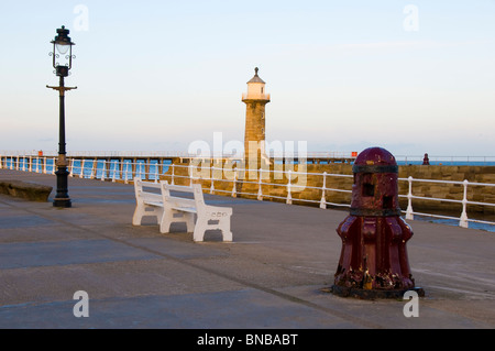 Whitby Pier bei Sonnenuntergang Stockfoto