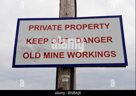 PRIVATE Eigenschaft halten, Gefahr alte MINE Funktionsweise Zeichen an der ehemaligen Zeche Unterkunft The British Torfaen South Wales UK Stockfoto