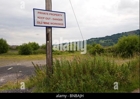 PRIVATE Eigenschaft halten, Gefahr alte MINE Funktionsweise Zeichen an der ehemaligen Zeche Unterkunft The British Torfaen South Wales UK Stockfoto