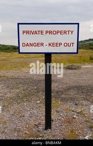 PRIVATE EIGENSCHAFT GEFAHR halten sich auf der ehemaligen Zeche Arbeitsweise bei den Briten in der Nähe von Pontypool Kreuzfahrten South Wales UK Stockfoto