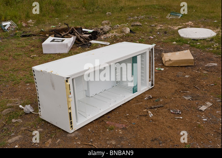 Gefrierschrank auf Brachland in der Nähe von Toronto Torfaen South Wales UK abgeladen Stockfoto