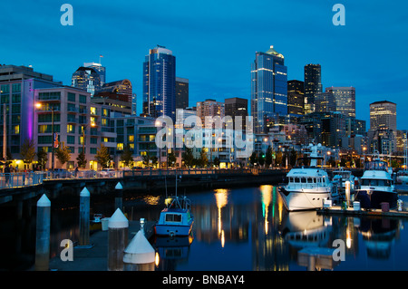 Twilight-Blick auf die Innenstadt von Seattle Skyline von Bell Harbor Marina. Stockfoto
