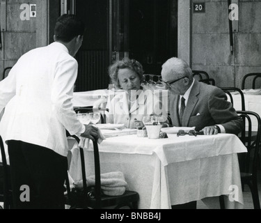 ADMIRAL KARL DOENITZ ehemalige deutsche Marine-Kommandant in einem Restaurant Milan 1967 Stockfoto