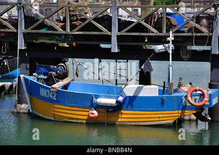 Kleines Fischerboot im Hafen West Quay, Newhaven, Lewes District, East Sussex, England, Vereinigtes Königreich Stockfoto