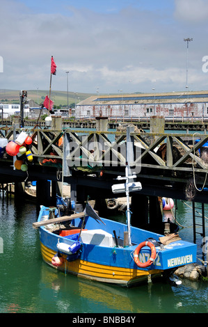 Kleines Fischerboot im Hafen West Quay, Newhaven, Lewes District, East Sussex, England, Vereinigtes Königreich Stockfoto