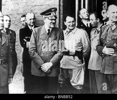 ADOLF HITLER mit Admiral Doenitz zu seiner linken und Herman Göring zu seinem Recht Stockfoto