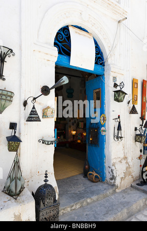Tür von einem örtlichen Geschäft im Zentrum von Houmt Souk (Hauptstadt der Insel), Djerba, Tunesien Stockfoto