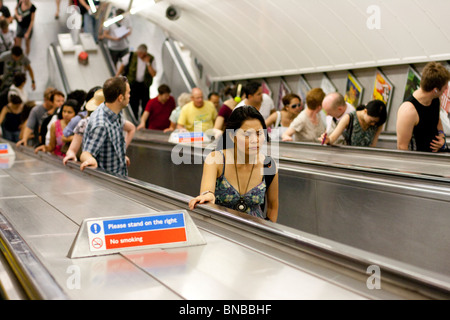 Pendler auf Rolltreppen, Leicester Square Station, London, England, UK Stockfoto