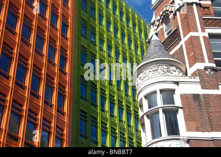 Centrral St Giles Komplex von Renzo Piano entworfen kontrastiert mit Türmchen von älteren Gebäude London England UK shop Stockfoto