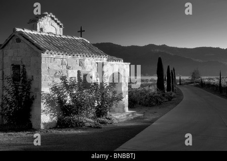 Kleine Kapelle mit Rosen am Eingang des Castello di Amorosa. Napa Valley, Kalifornien. Eigenschaft relased Stockfoto