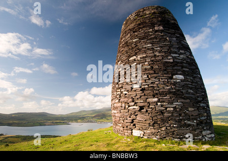 Eask Tower mit Blick auf Dingle Bucht, Halbinsel Dingle, County Kerry, Irland Stockfoto