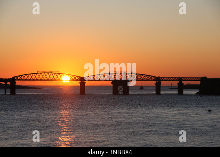 Barmouth Brücke Sonnenuntergang Blick durch Stahlträger Hafen im Hintergrund Gwynedd Mid Wales UK Stockfoto